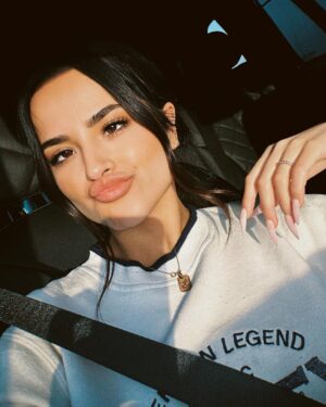 Becky G Instagram - Thinking about announcing some new tour dates next week if y’all are down for that… 🫶🏽✨
