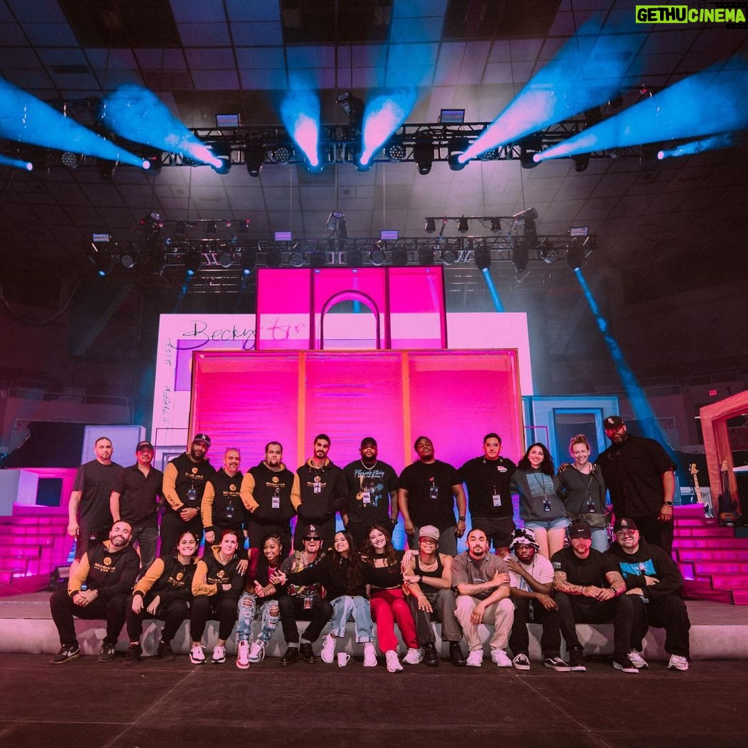 Becky G Instagram - No se ni por dónde empezar. Nada sería posible sin este gran equipo. Words can’t explain how thankful I am for these humans. Every moment shared on and off the stage throughout my first headlining tour will forever hold a special place in my heart. The back to back shows never stopped and neither did the laughs, smiles & love shared between us all. Gracias a mi familia de “MI CASA, TU CASA TOUR” 💙