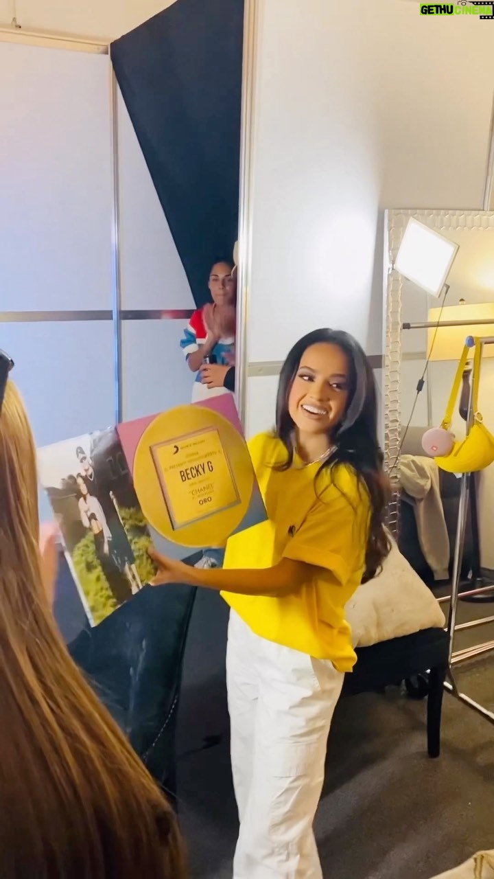 Becky G Instagram - “CHANEL” IS ALREADY CERTIFIED GOLD IN MEXICO🥹🫶🏽 Gracias gracias gracias!!! 🤍 @pesopluma