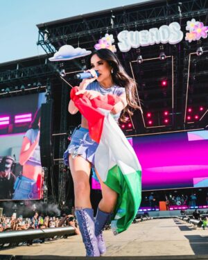 Becky G Instagram - Gracias Chicago 💜 Sueños do come true.