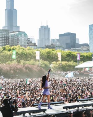 Becky G Instagram - Gracias Chicago 💜 Sueños do come true.