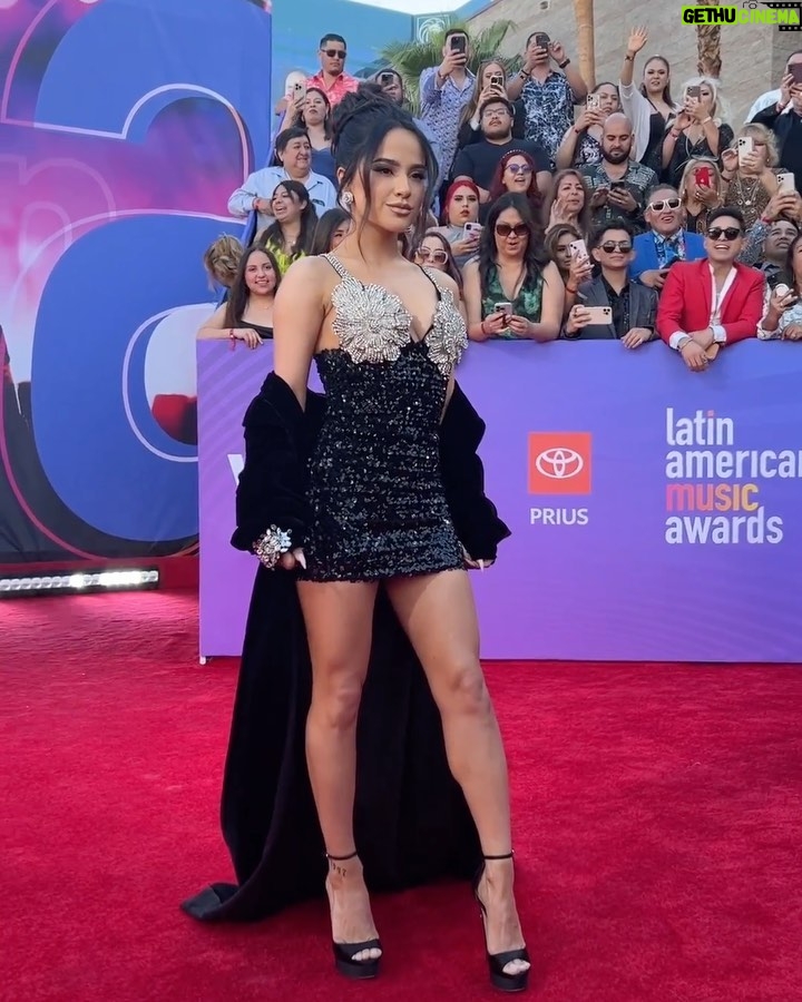 Becky G - 1.5 Million Likes - LATIN AMAs 🖤✨
Styling: @morgann @_kateli
Hair: @glencocoforhair
Makeup: @makeupbygilly
Dress: @loulouthebrand
Coat: @patbo
Shoe: @jimmychoo
Jewelry: @dena_kemp @steferejewelry @noudarjewels