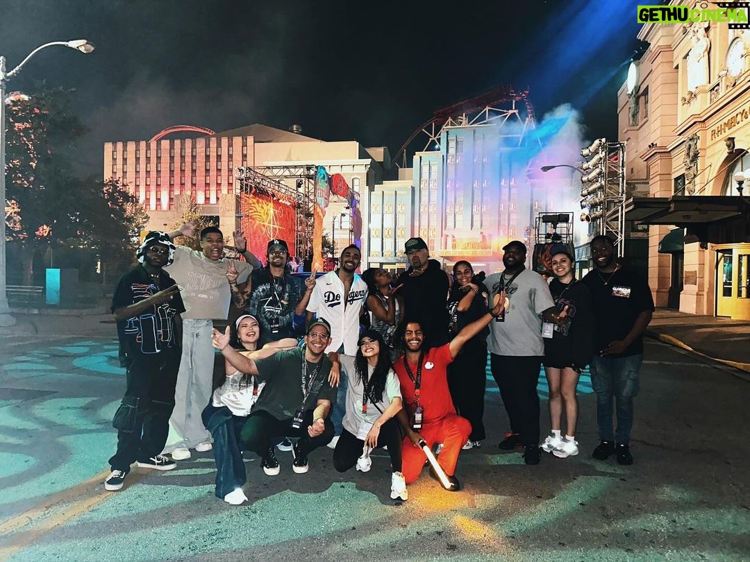 Becky G Instagram - Celebrated ESQUINAS release week con mi familia at Halloween Horror Nights @universaldestinationslatino 🫶🏽✨ Halloween Horror Nights - Universal Orlando