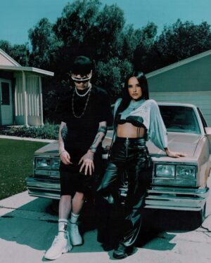 Becky G Instagram - CHANEL YA ESTÁ DISPONIBLE!!!! Te amo mucho @pesopluma 🫶🏽💙 official music video comin sooooon 💃🏽