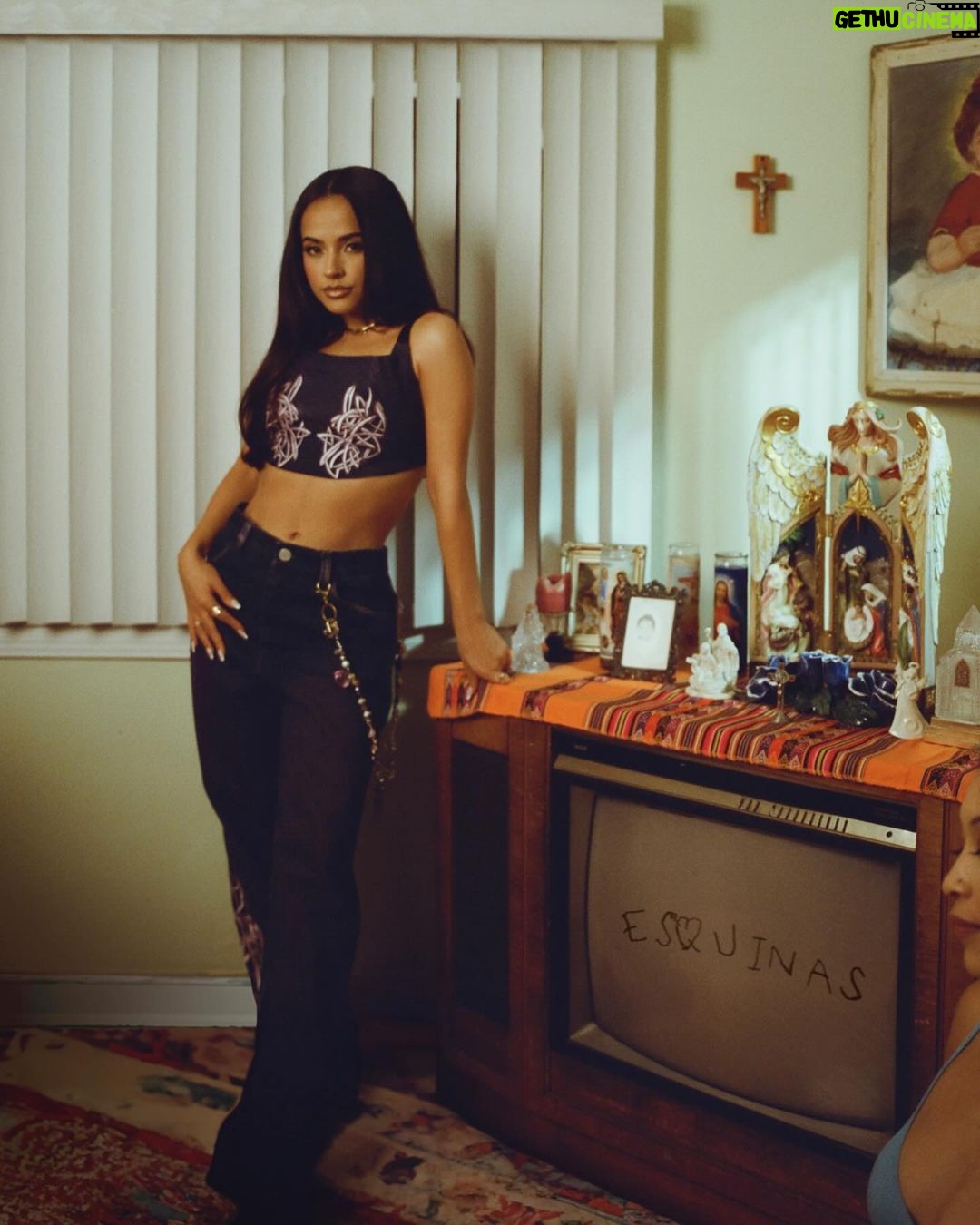 Becky G Instagram - Ser mexicana es parte de quien soy, a nivel personal y como artista, es un honor y privilegio. ESQUINAS is a token of appreciation for the people who have been part of my life. It’s a project built on inspiration from the artists who have paved the way, helping generations like mine continue pursuing their dreams. A la misma vez, honra mi sangre Mexicana y los esfuerzos de mis abuelitos para hoy estar donde estoy. En este momento tan especial, mis mundos se cruzan - en una ESQUINA que representa mis raíces, la musica que me trae memorias tan bellas con mi familia y mi gente, mi comunidad y todo lo que viene. ESQUINAS no es solamente un sueño hecho realidad para baby Becky, pero también el sueño de mis abuelitos Ángel y Guadalupe Esquivias + Cruz y Miguel Gómez (Que Descanse En Paz 🕊️) Los amo mucho y espero que vean este proyecto como un agradecimiento por todos su sacrificio y cariño. Con el nopal en la frente, aun me dicen que no soy “ni de aquí, ni de allá” pero a eso les digo - nos vemos en las esquinas donde todos nos podemos encontrar.