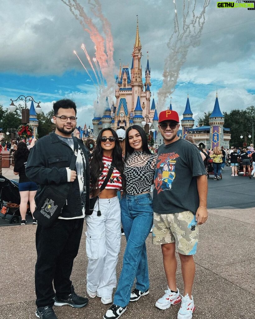 Becky G Instagram - Disney Traditions ✨🫶🏽 @DisneyParks @WaltDisneyWorld #WaltDisneyWorld Walt Disney World