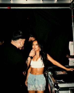 Becky G Instagram - MAMIIIIII 🥹🥹🥹 A todo lo que hemos vivido juntas y lo que viene. 🫶🏽 
Gracias por inspirar a tantos, especialmente a mi y por ser una amiga tan increible. Te quiero mucho mucho muchoooo!!! Que chimbaaaa cantar en tu casita de medellin!! 🖤✨