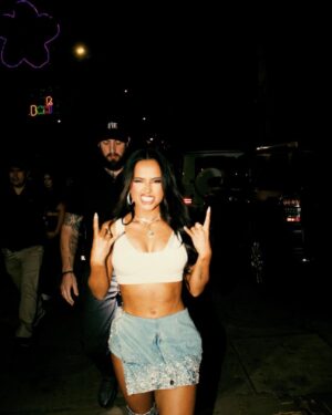 Becky G Instagram - MAMIIIIII 🥹🥹🥹 A todo lo que hemos vivido juntas y lo que viene. 🫶🏽 
Gracias por inspirar a tantos, especialmente a mi y por ser una amiga tan increible. Te quiero mucho mucho muchoooo!!! Que chimbaaaa cantar en tu casita de medellin!! 🖤✨