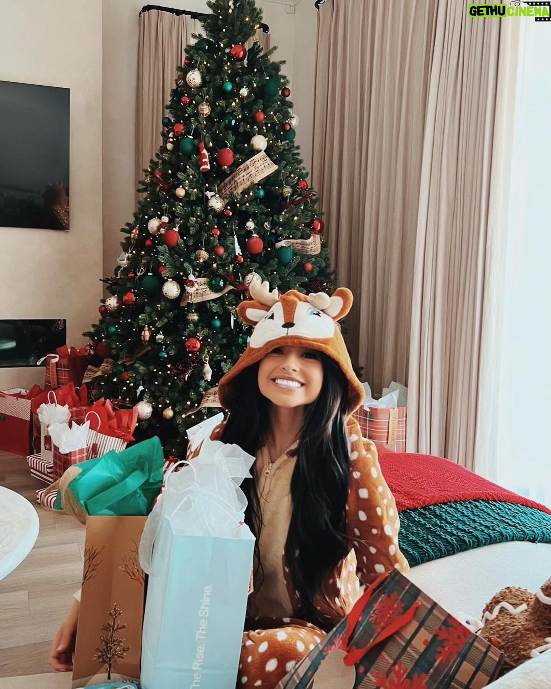 Becky G Instagram - Happy. Just genuinely happy. 🫶🏽