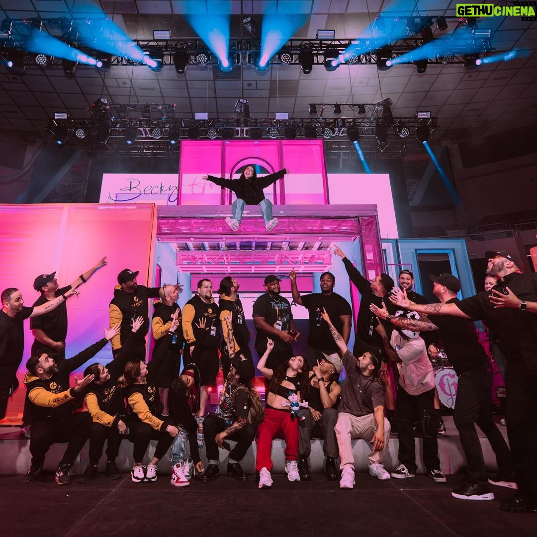 Becky G Instagram - No se ni por dónde empezar. Nada sería posible sin este gran equipo. Words can’t explain how thankful I am for these humans. Every moment shared on and off the stage throughout my first headlining tour will forever hold a special place in my heart. The back to back shows never stopped and neither did the laughs, smiles & love shared between us all. Gracias a mi familia de “MI CASA, TU CASA TOUR” 💙