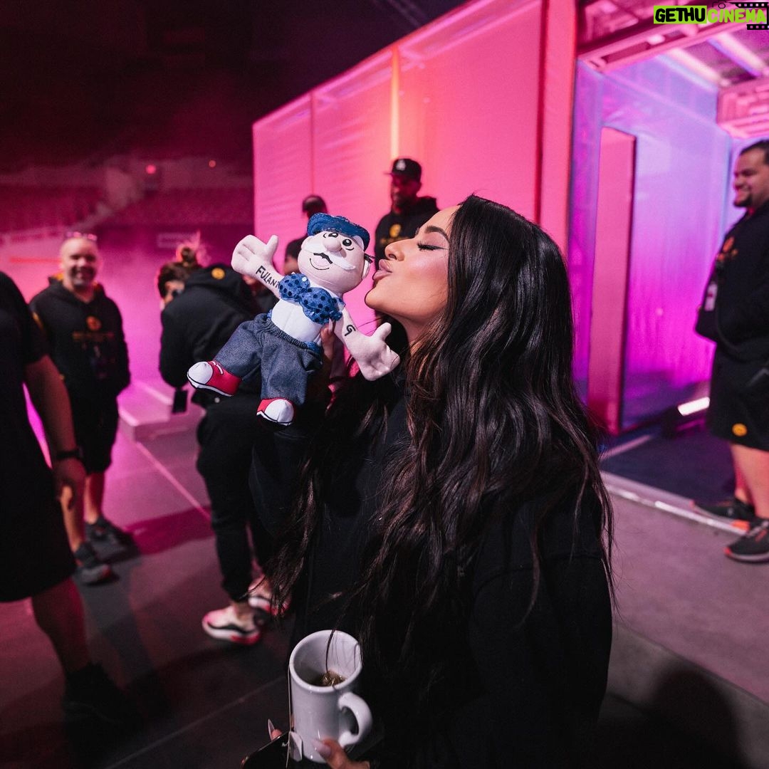 Becky G Instagram - No se ni por dónde empezar. Nada sería posible sin este gran equipo. Words can’t explain how thankful I am for these humans. Every moment shared on and off the stage throughout my first headlining tour will forever hold a special place in my heart. The back to back shows never stopped and neither did the laughs, smiles & love shared between us all. Gracias a mi familia de “MI CASA, TU CASA TOUR” 💙