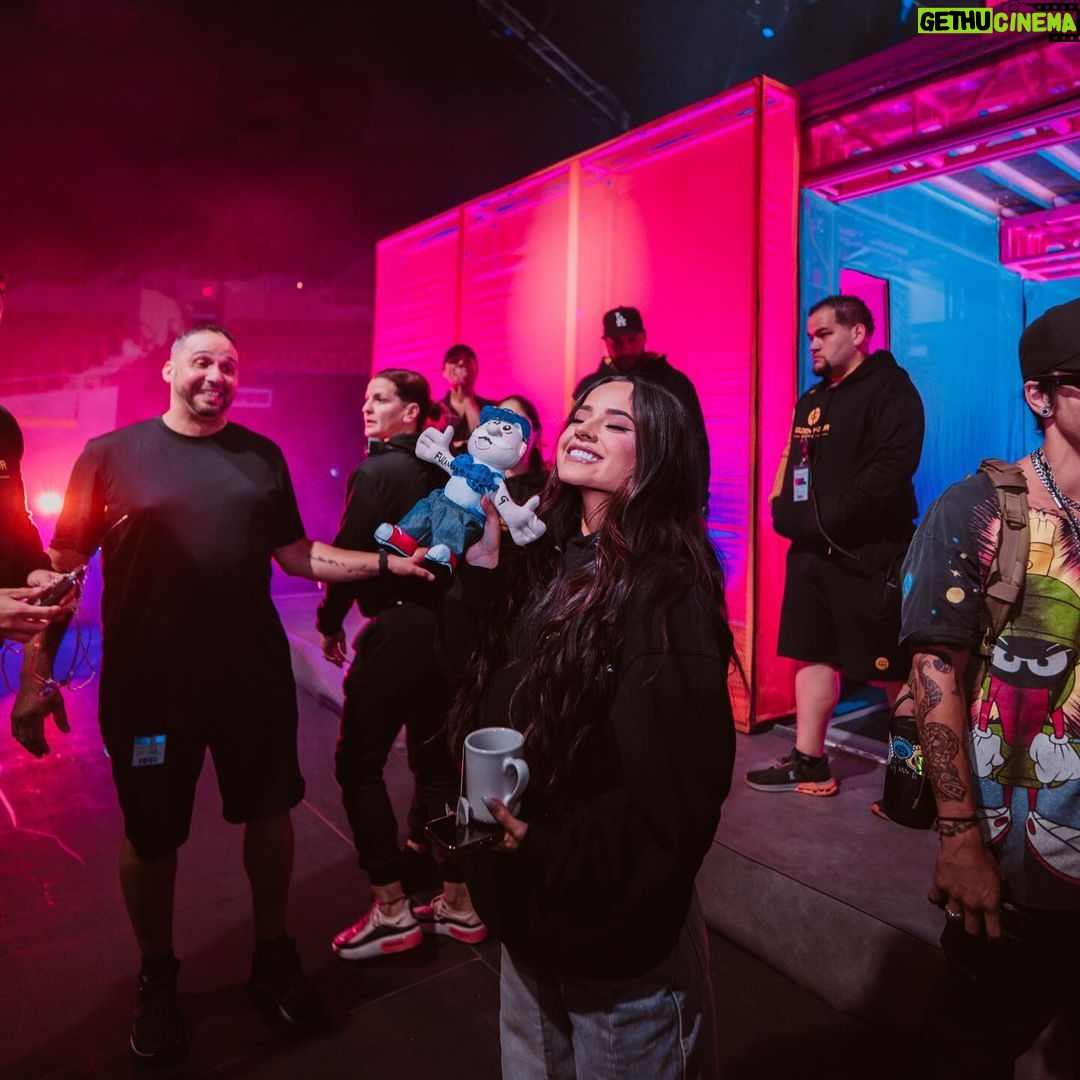 Becky G Instagram - No se ni por dónde empezar. Nada sería posible sin este gran equipo. Words can’t explain how thankful I am for these humans. Every moment shared on and off the stage throughout my first headlining tour will forever hold a special place in my heart. The back to back shows never stopped and neither did the laughs, smiles & love shared between us all. Gracias a mi familia de “MI CASA, TU CASA TOUR” 💙