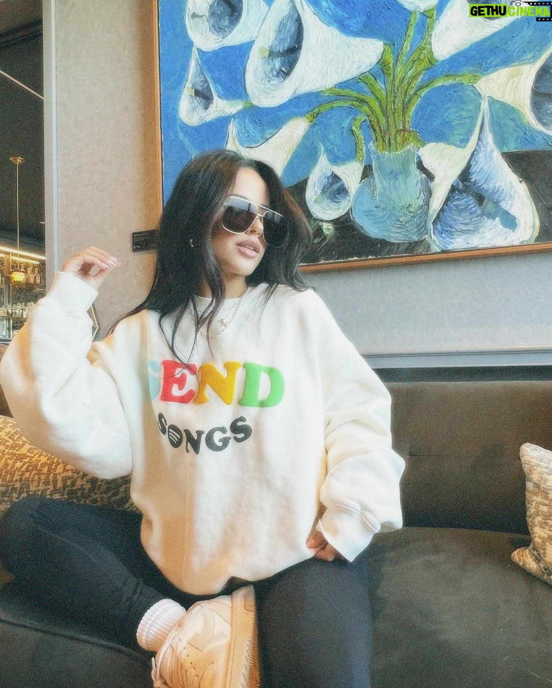 Becky G Instagram - You know the vibes ✨ *hint hint* Send Songs baby😉 estamos en modo ✍🏽