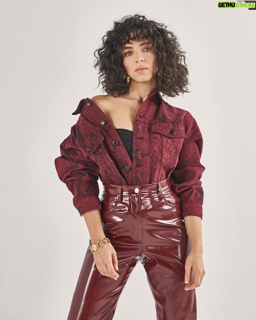 Begüm Akkaya - 4.7K Likes - 2020’ye Instyle ailesiyle merhaba🌹 Instyle Turkey January Issue🥂
#instylemagazine
Styling: @nazlikayran
Fotoğraflar: @ermanistahli
Yazı: @eylulsolakoglu
Saç: @akin_unal @cagricelikdag
Makyaj: @hamiyetakpinar @gizzemergin
Styling Asistanları: @bernatetik @ekinsuoktar @defnetatlicesme
Fotoğraf Asistanları: @nadinagopyan @ugursariduran #hasanberk
