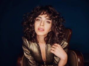 Begüm Akkaya Instagram - 🥂✨
Photo by @emreyunusoglu_ 
Styling @serhatsengul6 
@melihaberek @senaerdemirr 
Make up @makeupguruaybuke 
Hair @huysuzvetatliadam 
Dream Partner @selinkokmanagement 🌟