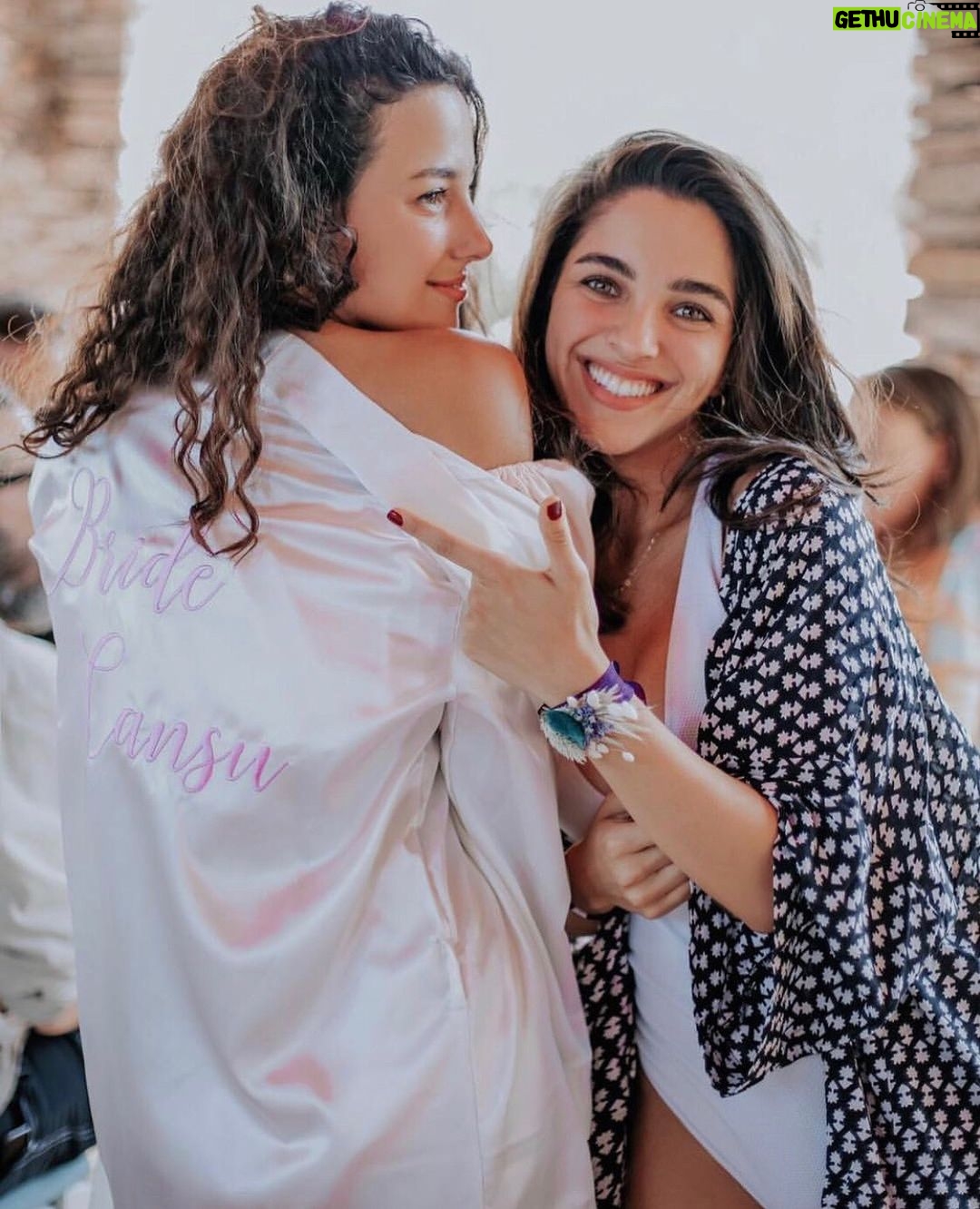 Begüm Akkaya - 6.2K Likes - Back to the wedding fest🐚🌸