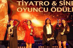 Begüm Akkaya Instagram - Geçen sene bugünlerde, Sadri babaya bizden selamlar😊✌🏾 #tbt #ekremboraumutverenoyuncuödülü