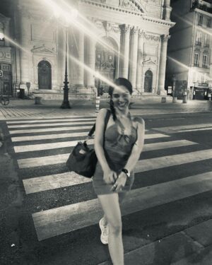 Begüm Akkaya Instagram - Bonjour Paris🧡