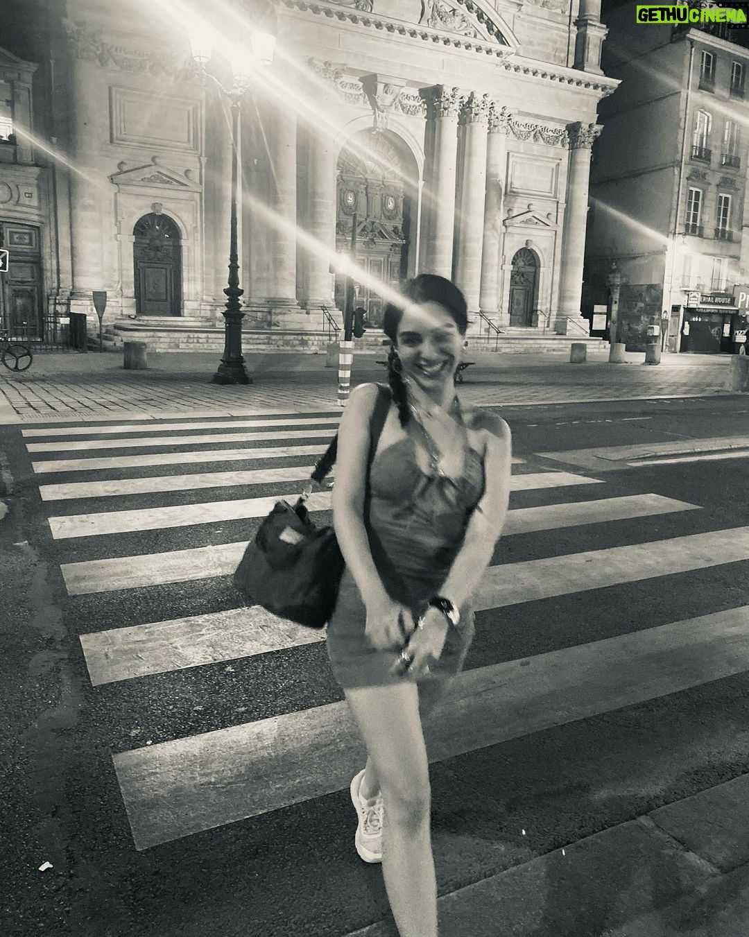 Begüm Akkaya - 7.2K Likes - Bonjour Paris🧡