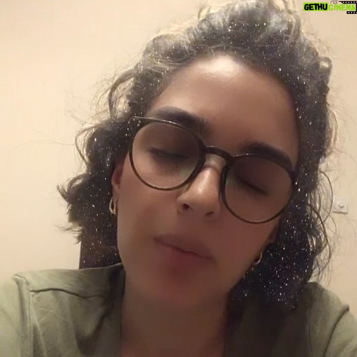Begüm Akkaya - 7.1K Likes - o :neden çorapla yatıyosun
bne :