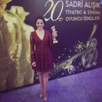 Begüm Akkaya Instagram - Ekrem Bora Umut Veren Oyuncu Ödülü!!!Olalaaa😇 @ayrisalptekin @nzlbulum @albinaozden .Yönetmenlerimiz @zeynedada ve @rasputinsnose çok teşekkür ederim bize hayatımız boyunca gurur duyacağımız filmlerine dahil ettiler🙏🏼🎉. Canım @siyahgezegen ve @zumrutburul iyi ki varsınız hep yanımızda oldunuz ve hiç bırakmadınız bizi, adeta super women💪👯. Bütün #mavidalga ekibi çok güzelsiniz😘Beni büyüten her zaman beni destekleyen dünyalar güzeli annem seni çok seviyorum iyi ki benim annemsin @gulakcan 🙏🏼😇💕Canım yakışıklı babam beni sevdiğin ve her zaman gurur duyduğun için teşekkür ederim, sana binlerce kez sarılmak istedim dün. Sadri Alışık Ödül Töreninde beni yanlız bırakmayan tüm dostlarıma teşekkür ederim. Bu heyecanlı olduğum gecede sevgili @roomtr a çok teşekkür ederim kendimi çok çok iyi hissettim güzel elbisenizle @bensanabulurum .Çok beğendiğim kolyem için Duran Polat'a çok teşekkür ederim.😊👏🏼#SadriAlışıkÖdülleri #sadrialışıktiyatrosinemaödültöreni