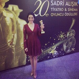 Begüm Akkaya Instagram - Ekrem Bora Umut Veren Oyuncu Ödülü!!!Olalaaa😇  @ayrisalptekin @nzlbulum @albinaozden .Yönetmenlerimiz @zeynedada ve @rasputinsnose çok teşekkür ederim bize hayatımız boyunca gurur duyacağımız filmlerine dahil ettiler🙏🏼🎉. Canım @siyahgezegen ve @zumrutburul iyi ki varsınız hep yanımızda oldunuz ve hiç bırakmadınız bizi, adeta super women💪👯. Bütün #mavidalga ekibi çok güzelsiniz😘Beni büyüten her zaman beni destekleyen dünyalar güzeli annem seni çok seviyorum iyi ki benim annemsin @gulakcan 🙏🏼😇💕Canım yakışıklı babam beni sevdiğin ve her zaman gurur duyduğun için teşekkür ederim, sana binlerce kez sarılmak istedim dün. Sadri Alışık Ödül Töreninde beni yanlız bırakmayan tüm dostlarıma teşekkür ederim. Bu heyecanlı olduğum gecede sevgili @roomtr a çok teşekkür ederim kendimi çok çok iyi hissettim güzel elbisenizle @bensanabulurum .Çok beğendiğim kolyem için Duran Polat'a çok teşekkür ederim.😊👏🏼#SadriAlışıkÖdülleri #sadrialışıktiyatrosinemaödültöreni