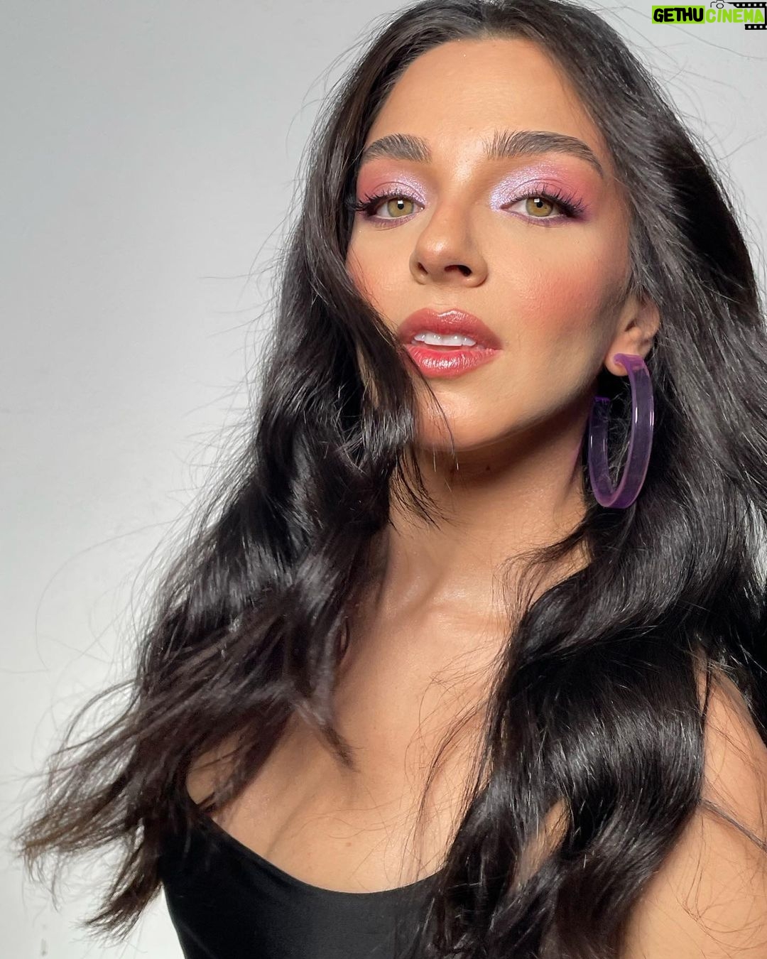 Begüm Akkaya - 19.7K Likes - Makeup @cigdem_yesilcimenn 🩷
Hair @haticealegozz 💜