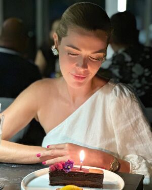 Begüm Kütük Instagram - Selam 43🥂💫🎉🌸🎂