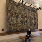 Begüm Kütük Instagram - Çocukluğumdan beri her müze gezimde içimde kelebekler uçuşuyor. Tarihe bu kadar yakın olma hissi tüylerimi ürpertiyor. Michelangelo’nun Pietà Rondanini eserine dalıp dakikalarca baktım. Müzedeki her eserin büyüsüne kapılıp, yaratım süreçlerini hayal edip, dönemin ruhuna dair fikirler üretmeye çalıştım. Tüm günümü aldı. Yorgun ama mutlu ayrıldım 🤍 #museodelcastellosforzesco #milano Museo del Castello Sforzesco di Milano