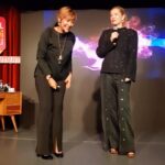 Begüm Kütük Instagram - Dün akşam canım dostum Elif’imin @istkomedifest kapsamında “Ey Metaverse Sen mi büyüksün, biz mi?” diyerek bu çılgın dünyayı en komik ve anlaşılır haliyle anlattığı stand-up gösterisi şahaneydi. Eş, dost, arkadaş ilk gece heyecanı derken hepimizi aralarda sahnesine konuk etti. Elif ile bir araya geldiğimizde her zaman olduğu gibi benim de çenem düştü tabii🙈 Her zamanki gibi bol gülmeli gece oldu sayende canım @elifd1 ♥️ #EyMetaverseSenMiBüyüksünBizMi BKM Mutfak Uniq