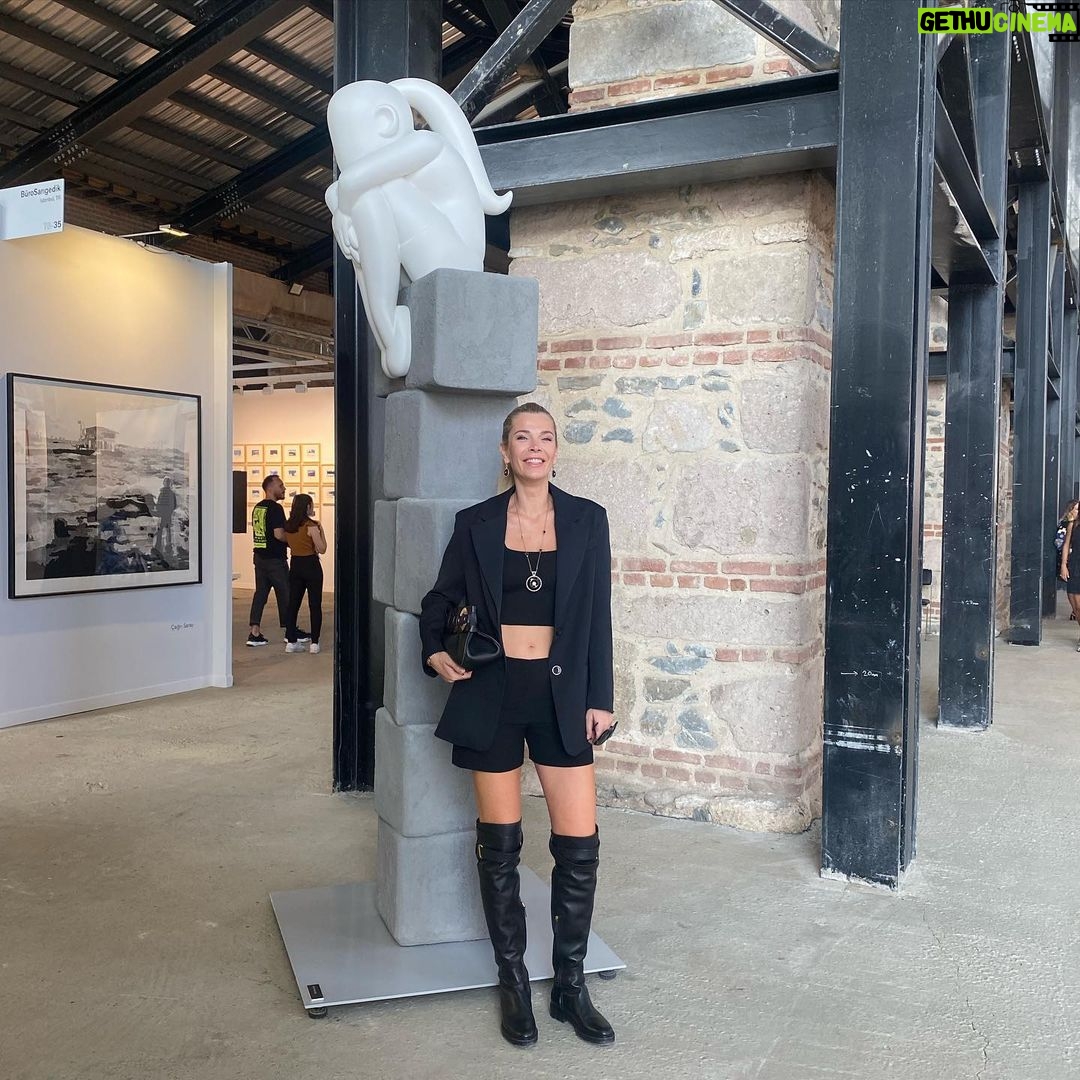 Begüm Kütük Instagram - Tüm sanat severlerin beklediği 17. Contemporary İstanbul başladı 💝 Kaydırarak bakarsanız @erdil in Totem ve Mantaboy eserlerini paylaştım. Totem heykelinin tepesindeki kızı biraz da kendime benzettim🥰 Hoşuma gitmedi değil☺️ @contemporaryistanbul 22 Eylül’e kadar sanat severleri ağırlamaya devam edecek. Tersane İstanbul
