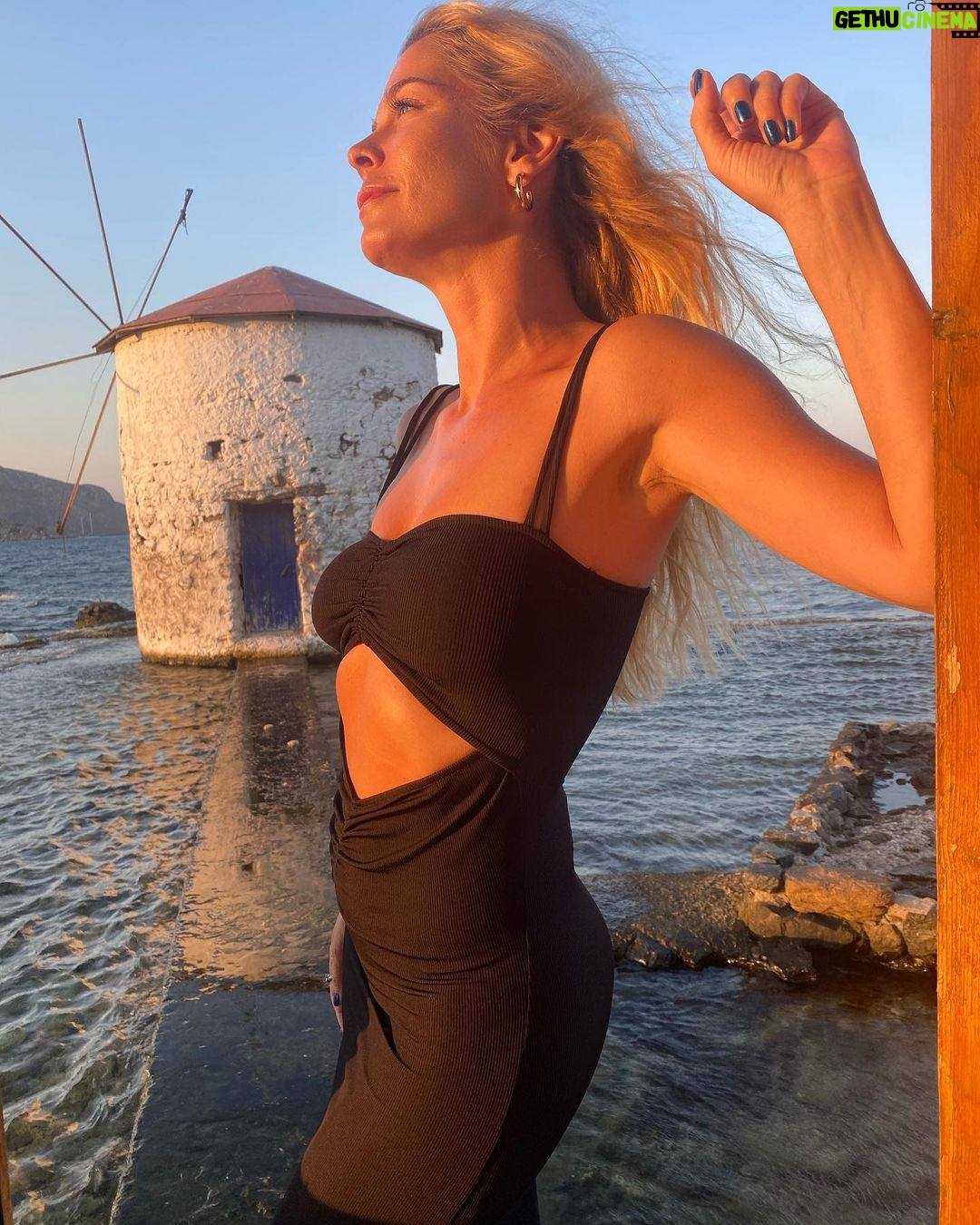 Begüm Kütük Instagram - @mirguncabas 📸❤️ Mylos Fish Restaurant