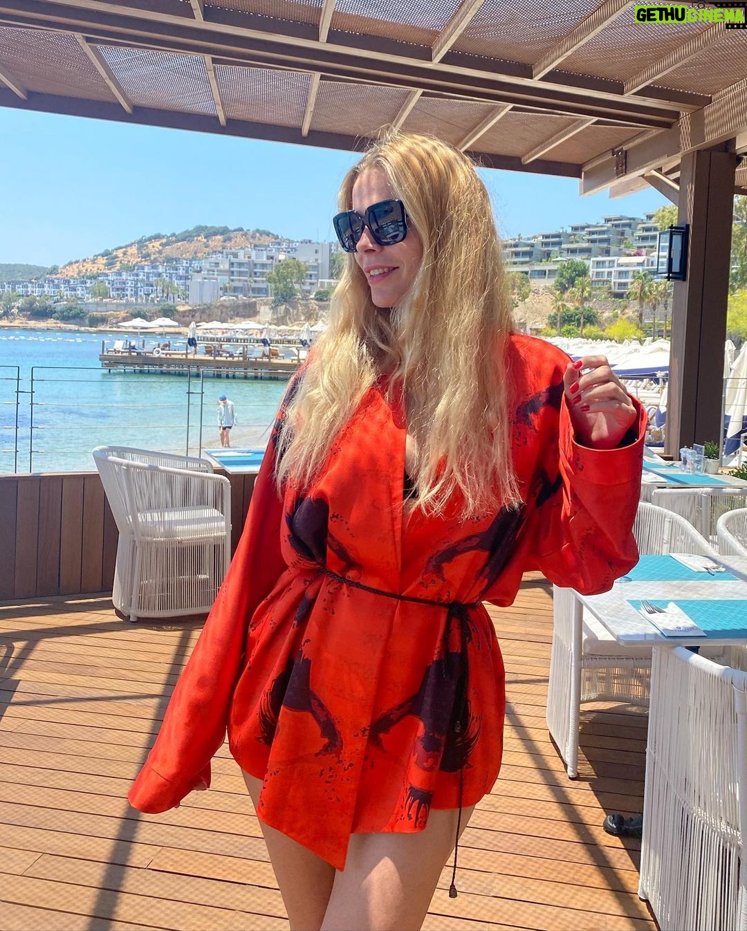 Begüm Kütük Instagram - 🐚🦀 📸: @fulyatek1 #alemsummerwekeend #Bodrum #lovestory #summervibes Kaya Palazzo Resort & Residences Le Chic Bodrum