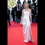 Begüm Kütük Instagram - Kocamın film galasına gideceğimi rüyamda görsem inanmazdım😂 #threethousandyearsoflonging @3000yearsmovie @festivaldecannes Elbise: @raisavanessa Mücevher: @terzihan Çanta: @begumkhan Styling: @nazlikayran Lumiere Theatre Cannes