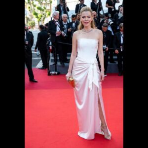 Begüm Kütük Instagram - Kocamın film galasına gideceğimi rüyamda görsem inanmazdım😂
#threethousandyearsoflonging 
@3000yearsmovie 
@festivaldecannes 

Elbise: @raisavanessa 
Mücevher: @terzihan 
Çanta: @begumkhan 
Styling: @nazlikayran