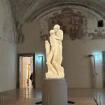Begüm Kütük Instagram - Çocukluğumdan beri her müze gezimde içimde kelebekler uçuşuyor. Tarihe bu kadar yakın olma hissi tüylerimi ürpertiyor. Michelangelo’nun Pietà Rondanini eserine dalıp dakikalarca baktım. Müzedeki her eserin büyüsüne kapılıp, yaratım süreçlerini hayal edip, dönemin ruhuna dair fikirler üretmeye çalıştım. Tüm günümü aldı. Yorgun ama mutlu ayrıldım 🤍 #museodelcastellosforzesco #milano Museo del Castello Sforzesco di Milano