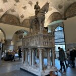 Begüm Kütük Instagram - Çocukluğumdan beri her müze gezimde içimde kelebekler uçuşuyor. Tarihe bu kadar yakın olma hissi tüylerimi ürpertiyor. Michelangelo’nun Pietà Rondanini eserine dalıp dakikalarca baktım. Müzedeki her eserin büyüsüne kapılıp, yaratım süreçlerini hayal edip, dönemin ruhuna dair fikirler üretmeye çalıştım. Tüm günümü aldı. Yorgun ama mutlu ayrıldım 🤍 #museodelcastellosforzesco #milano Museo del Castello Sforzesco di Milano