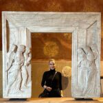Begüm Kütük Instagram - Çocukluğumdan beri her müze gezimde içimde kelebekler uçuşuyor. Tarihe bu kadar yakın olma hissi tüylerimi ürpertiyor. Michelangelo’nun Pietà Rondanini eserine dalıp dakikalarca baktım. Müzedeki her eserin büyüsüne kapılıp, yaratım süreçlerini hayal edip, dönemin ruhuna dair fikirler üretmeye çalıştım. Tüm günümü aldı. Yorgun ama mutlu ayrıldım 🤍 #museodelcastellosforzesco #milano Museo del Castello Sforzesco di Milano
