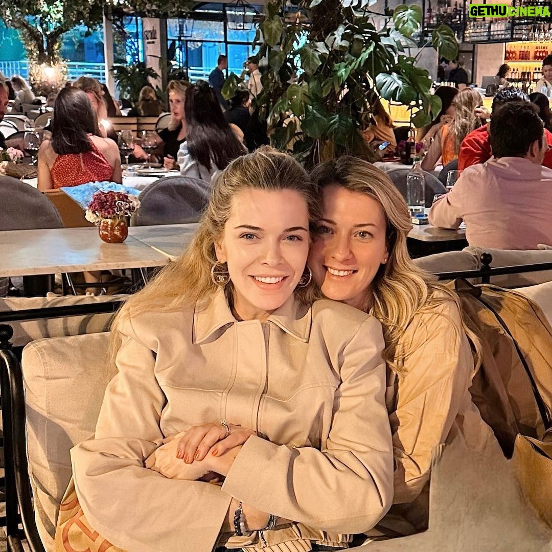 Begüm Kütük Instagram - Hayattaki en kıymetlim👯♀️Canımın içi canım ablam! Offf çok özlüyorum! Hoş geliyorsun. Tez gidiyorsun. Özletiyorsun kendini canımın içi 😩🤍 @gozakar #sisterhood Strada