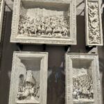Begüm Kütük Instagram - Çocukluğumdan beri her müze gezimde içimde kelebekler uçuşuyor. Tarihe bu kadar yakın olma hissi tüylerimi ürpertiyor. Michelangelo’nun Pietà Rondanini eserine dalıp dakikalarca baktım. Müzedeki her eserin büyüsüne kapılıp, yaratım süreçlerini hayal edip, dönemin ruhuna dair fikirler üretmeye çalıştım. Tüm günümü aldı. Yorgun ama mutlu ayrıldım 🤍 #museodelcastellosforzesco #milano Museo del Castello Sforzesco di Milano