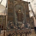 Begüm Kütük Instagram - Çocukluğumdan beri her müze gezimde içimde kelebekler uçuşuyor. Tarihe bu kadar yakın olma hissi tüylerimi ürpertiyor. Michelangelo’nun Pietà Rondanini eserine dalıp dakikalarca baktım. Müzedeki her eserin büyüsüne kapılıp, yaratım süreçlerini hayal edip, dönemin ruhuna dair fikirler üretmeye çalıştım. Tüm günümü aldı. Yorgun ama mutlu ayrıldım 🤍 #museodelcastellosforzesco #milano Museo del Castello Sforzesco di Milano