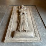 Begüm Kütük Instagram - Çocukluğumdan beri her müze gezimde içimde kelebekler uçuşuyor. Tarihe bu kadar yakın olma hissi tüylerimi ürpertiyor. Michelangelo’nun Pietà Rondanini eserine dalıp dakikalarca baktım. Müzedeki her eserin büyüsüne kapılıp, yaratım süreçlerini hayal edip, dönemin ruhuna dair fikirler üretmeye çalıştım. Tüm günümü aldı. Yorgun ama mutlu ayrıldım 🤍 #museodelcastellosforzesco #milano Museo del Castello Sforzesco di Milano