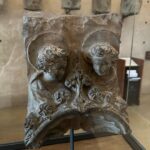 Begüm Kütük Instagram - Çocukluğumdan beri her müze gezimde içimde kelebekler uçuşuyor. Tarihe bu kadar yakın olma hissi tüylerimi ürpertiyor. Michelangelo’nun Pietà Rondanini eserine dalıp dakikalarca baktım. Müzedeki her eserin büyüsüne kapılıp, yaratım süreçlerini hayal edip, dönemin ruhuna dair fikirler üretmeye çalıştım. Tüm günümü aldı. Yorgun ama mutlu ayrıldım 🤍 #museodelcastellosforzesco #milano Museo del Castello Sforzesco di Milano