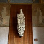 Begüm Kütük Instagram - Çocukluğumdan beri her müze gezimde içimde kelebekler uçuşuyor. Tarihe bu kadar yakın olma hissi tüylerimi ürpertiyor. Michelangelo’nun Pietà Rondanini eserine dalıp dakikalarca baktım. Müzedeki her eserin büyüsüne kapılıp, yaratım süreçlerini hayal edip, dönemin ruhuna dair fikirler üretmeye çalıştım. Tüm günümü aldı. Yorgun ama mutlu ayrıldım 🤍 #museodelcastellosforzesco #milano Museo del Castello Sforzesco di Milano