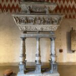 Begüm Kütük Instagram - Çocukluğumdan beri her müze gezimde içimde kelebekler uçuşuyor. Tarihe bu kadar yakın olma hissi tüylerimi ürpertiyor. Michelangelo’nun Pietà Rondanini eserine dalıp dakikalarca baktım. Müzedeki her eserin büyüsüne kapılıp, yaratım süreçlerini hayal edip, dönemin ruhuna dair fikirler üretmeye çalıştım. Tüm günümü aldı. Yorgun ama mutlu ayrıldım 🤍 #museodelcastellosforzesco #milano Museo del Castello Sforzesco di Milano
