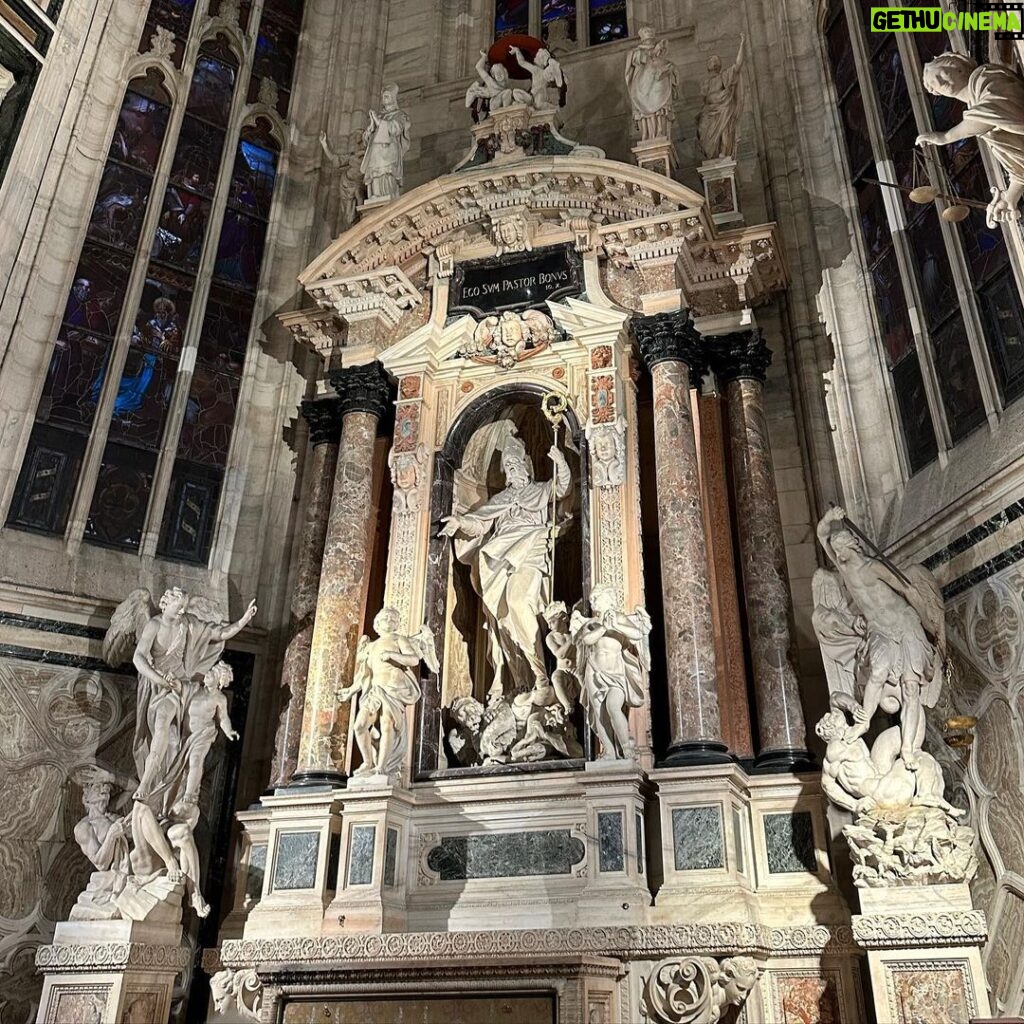 Begüm Kütük Instagram - La vita e bella 🌺 Duomo di Milano - Milan Cathedral