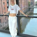Begüm Kütük Instagram - Yüzümdeki kocaman gülümsemenin sebebi dünyanın en çıldırtıcı ve tatlı minyatür müzesini gezmiş olmam. Saatlerce gezdim. Çocuk olsam buradan kesin ayrılamazım. Kaydırarak siz de benimle gezin🦋 @miniaturwunderland Miniatur Wunderland Hamburg