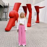 Begüm Kütük Instagram - Avrupa’nın en büyük çağdaş sanat sergilerinden biri olan Nordart’ta bu yıl Türkiye odak ülke🇹🇷 Türkiye’den katılan birbirinden kıymetli sanatçılarla vakit geçirmek, sohbetler etmek, eğlenmek işlerini gördüğümde yaşadığım gurur, hayranlık derken 2 gün geçiverdi. Çooook güzeldi çok🫶🏻 @nord_art NordArt