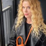 Begüm Kütük Instagram – Günlerdir şehirdeki sanat maratonundan haftaya biraz yorgun başladım. İnsan yaratıcılığının, becerisinin, hayal gücünün sınırları olmadığını görmek ruhuma iyi geldi. Yaşasın sanatın her dalı. Sizlere de mutlu haftalar dilerim💌