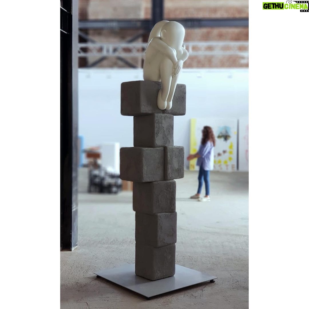 Begüm Kütük Instagram - Tüm sanat severlerin beklediği 17. Contemporary İstanbul başladı 💝 Kaydırarak bakarsanız @erdil in Totem ve Mantaboy eserlerini paylaştım. Totem heykelinin tepesindeki kızı biraz da kendime benzettim🥰 Hoşuma gitmedi değil☺️ @contemporaryistanbul 22 Eylül’e kadar sanat severleri ağırlamaya devam edecek. Tersane İstanbul